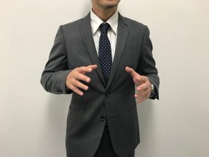 説明をする男性
