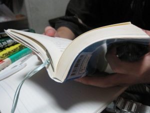 調べものをする生徒