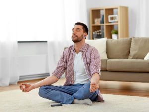 音楽を聴きながらリラックスする男性