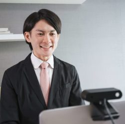 オンライン面接を受ける男性