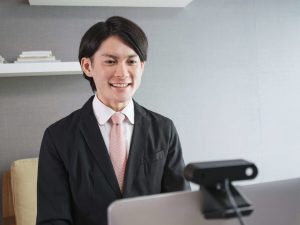 オンライン面接を受ける男性