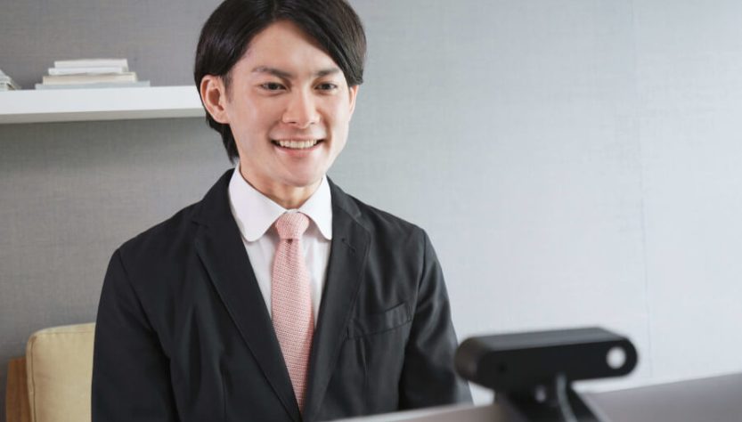 オンライン面接を受ける男性